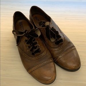 Born 6.5 Velvet Laced Oxfords